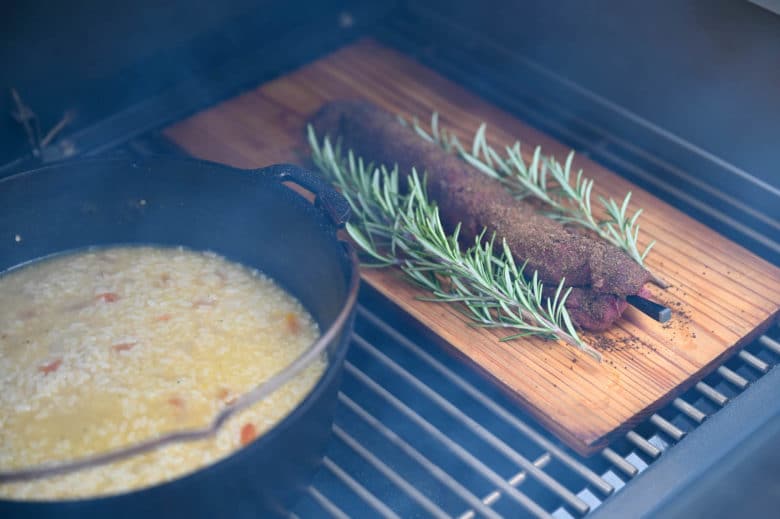 Weber SmokeFire EPX4 Stealth Edition - hirschmedaillons marillenrisotto 07 - 2 Zartrosa geräuchertes Hirschfilet auf der Planke