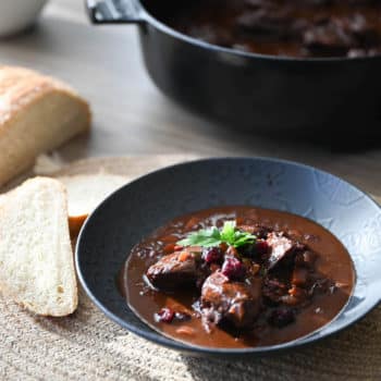 Feines Hirschragout in einer Schokoladen-Cranberry Sauce - hirschragout dutchoven - 23 Feines Hirschragout in einer Schokoladen-Cranberry Sauce - hirschragout dutchoven - 22