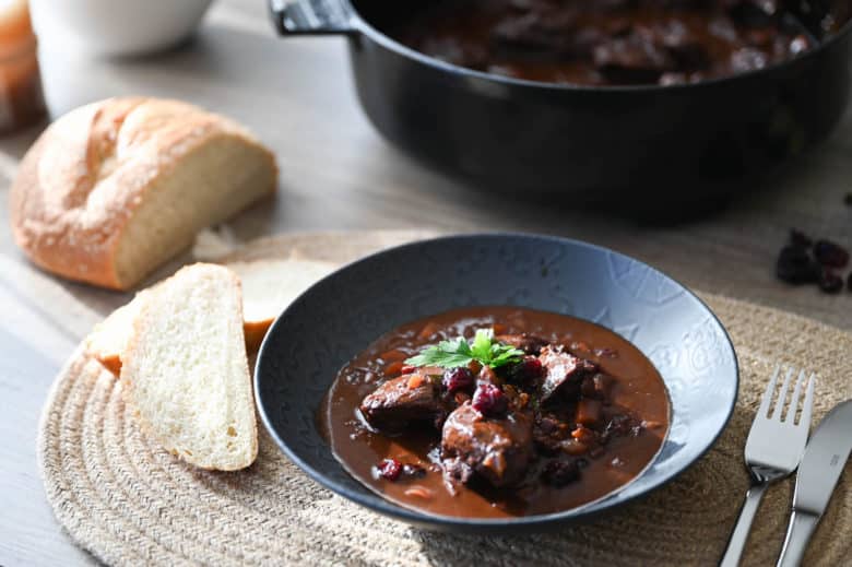 Feines Hirschragout in einer Schokoladen-Cranberry Sauce - hirschragout dutchoven - 16 Feines Hirschragout in einer Schokoladen-Cranberry Sauce - hirschragout dutchoven - 15