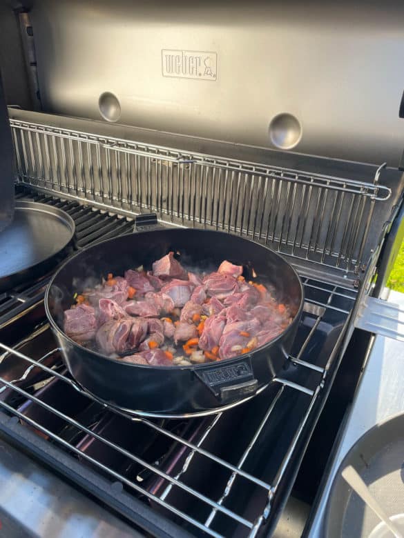 Feines Hirschragout in einer Schokoladen-Cranberry Sauce - hirschragout schoko cranberries 08 - 21 Der Weber 2in1 Dutch Oven direkt auf dem Weber Genesis EPX-435 Gasgrill