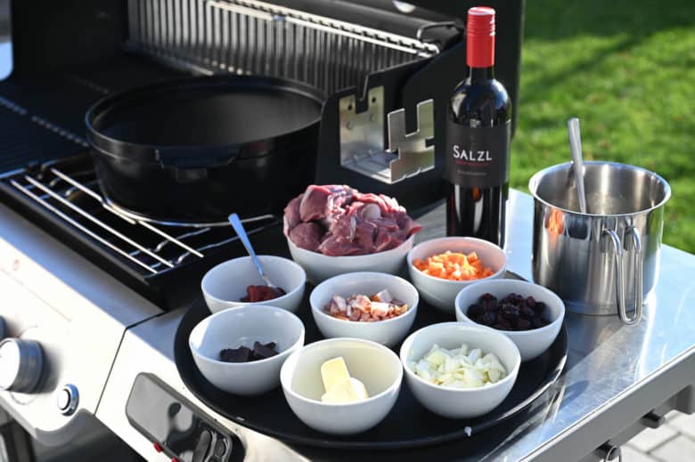 Weber Genesis EPX-435 Gasgrill - hirschragout schoko cranberries 13 - 13 Auf den Seitentischen des Weber EPX-435 habt ihr nun richtig viel Platz für euer Grillgut