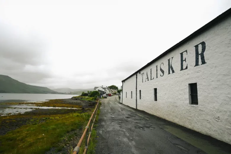 Die besten Whisky Destillerien der schottischen Inseln - talisker destillery 02 1024x681.jpg - 26 Unser Besuch bei der Talisker Destillerie während unserer Reisezeit auf Skye