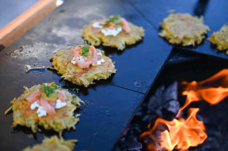 Kartoffelpuffer mit Räucherlachs von der Feuerplatte - kartoffelroesti flare 15 - 2 Schnelle Kartoffelpuffer mit Räucherlachs von der FLARE Feuerplatte