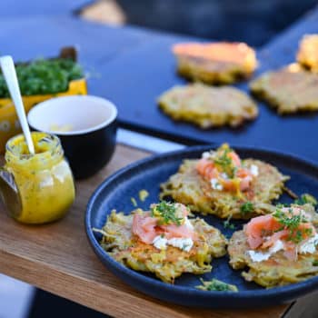 Kartoffelpuffer mit Räucherlachs von der Feuerplatte - kartoffelroesti flare 19 - 18 Kartoffelpuffer mit Räucherlachs von der Feuerplatte