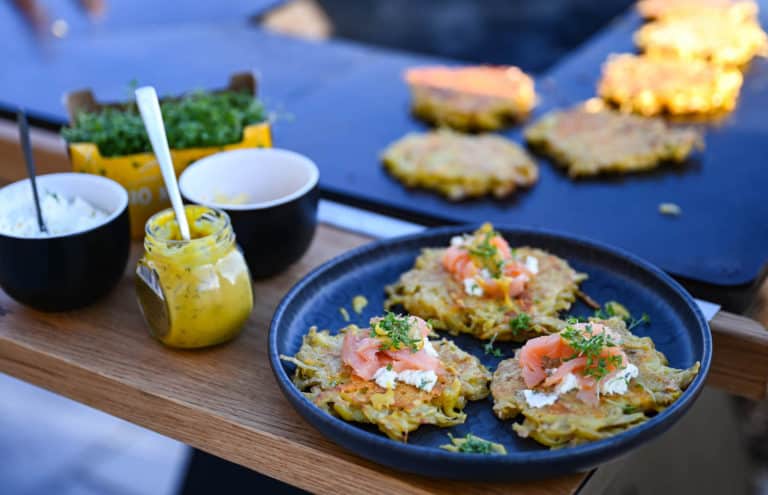 Kartoffelpuffer mit Räucherlachs von der Feuerplatte - kartoffelroesti flare 19 - 24 Kartoffelpuffer mit Räucherlachs von der Feuerplatte