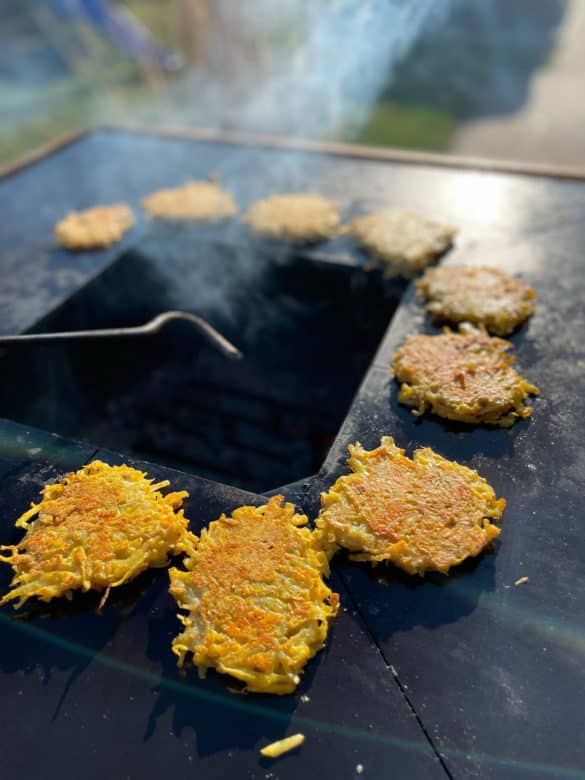 Kartoffelpuffer mit Räucherlachs von der Feuerplatte - kartoffelroesti flare 06 - 13 Goldbraun anrösten der Kartoffelpuffer auf der FLARE 80 Feuerplatte