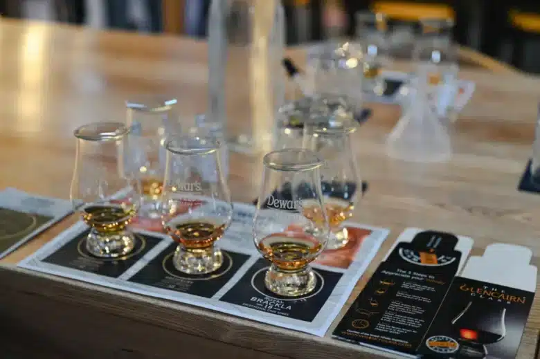 Die besten Nosing Gläser fürs Whisky Tasting - dewars distillery 28 1024x681.jpg - 12 Unsere Whisky Verkostung in der Whisky Destillerie Dewar´s in Aberfeldy - Nosing Gläser mit Aromadeckel