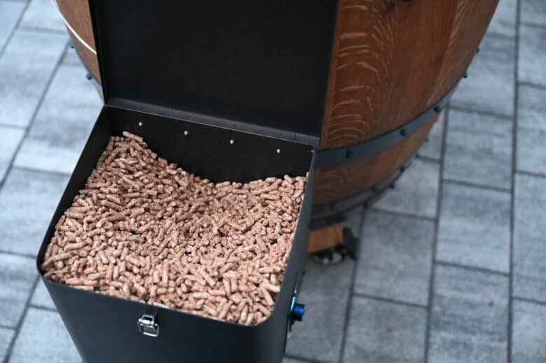 Der Weinfass-Smoker von Smoking Barrels - pulled pork boston butt 07 - 10 Der geringe Verbrauch an Pellets nach 7h im Betrieb