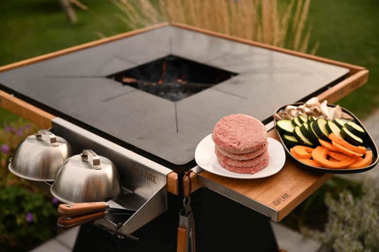 Perfekter Wagyu Burger von der Feuerplatte - wagyu herbstburger 03 - 8 Der FLARE Grill sowie die Zutaten für den Wagyu Burger stehen bereit ????
