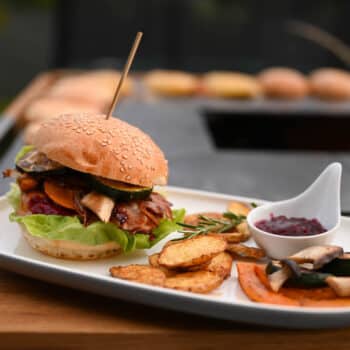Perfekter Wagyu Burger von der Feuerplatte - wagyu herbstburger 22 - 22 Herbstburger - Frischer Wagyuburger von der Feuerplatte