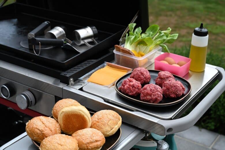 Weber SLATE GPSB 76 cm Premium Plancha Gasgrill - burger weber slate - 19 Smashed Burger auf dem Weber SLATE Planchagrill ????