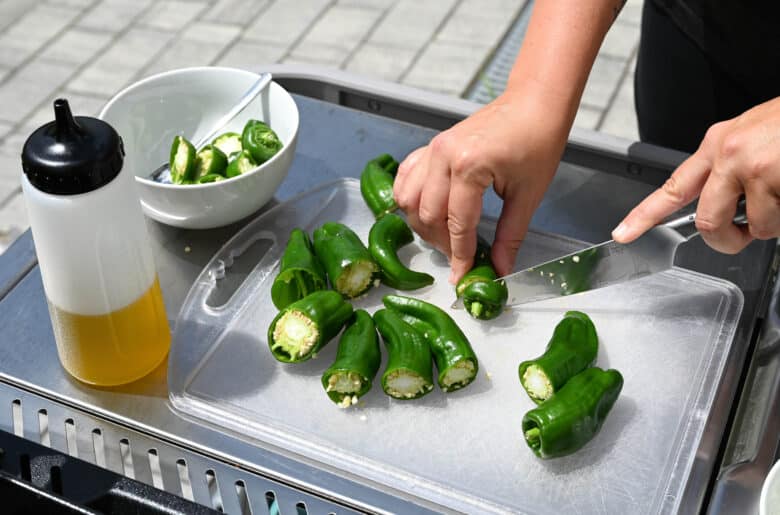 Gefüllte Pimientos de Padron im Speckmantel - pimientos gefuellt 01 - 6 Zubereitung der gefüllten Pimientos de Padron