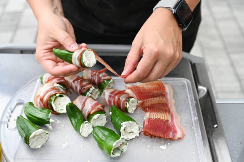 Gefüllte Pimientos de Padron im Speckmantel - pimientos gefuellt 05 - 4 Speck rund um die gefüllten Pimientos