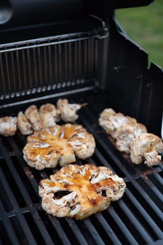 Gegrillte Karfiolsteaks im Teriyaki Style - karfiolsteaks teriyaki style 08 - 3 Karfiolsteaks am Grillrost garen