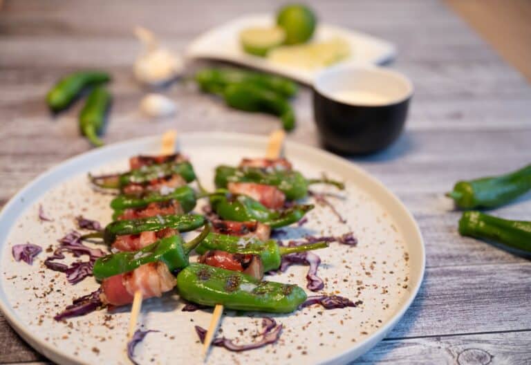 Pimientos de Padron Spieße mit Limetten Aioli Dip - pimientos de padron spiess 01 - 8 Perfekter Grillsnack - Pimientos de Padron Spieße mit Speck