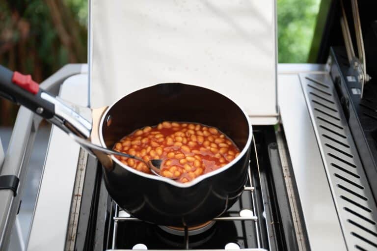 Full Scottish Breakfast - Traditionelles schottisches Frühstück - scottish breakfast 15 - 14 Baked Beans in der Zubereitung am Seitenkocher des Weber SLATE Planchagrills