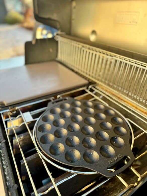 Süße holländische Poffertjes vom Grill - suesse poffertjes 01 - 6 Poffertjespfanne am Weber Genesis für frische holländische Poffertjes