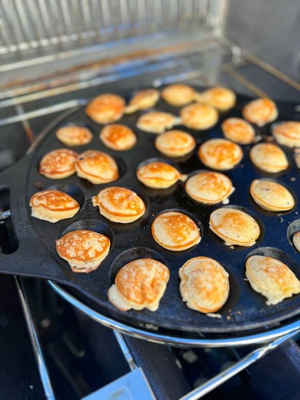 Süße holländische Poffertjes vom Grill - suesse poffertjes 09 - 8 Holländische Poffertjes in der Zubereitung