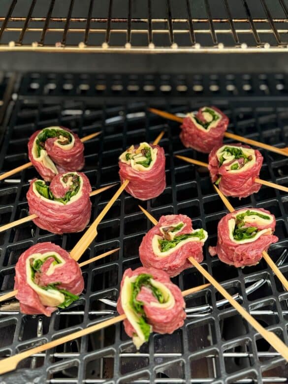 Gegrillte Flank Steak Pinwheels - flank steak pinwheel 21 - 10 Flank Steak Pinwheels direkt auf den heißen Gussrost auflegen