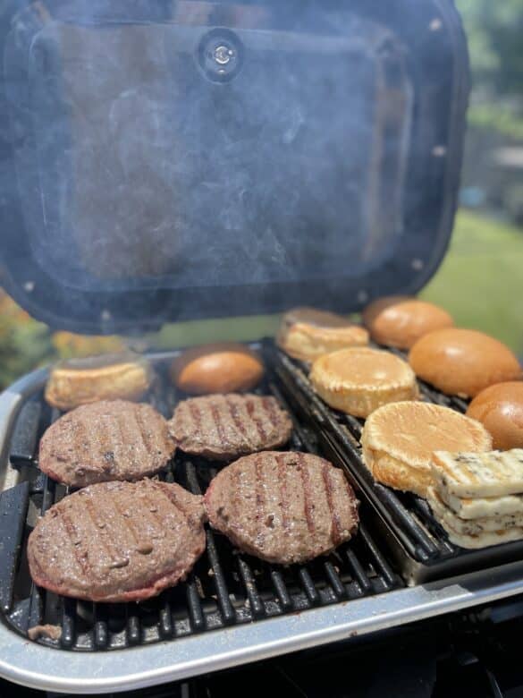 Weber Lumin: kleiner Grill - großer Geschmack - weber lumin elektrogrill 06 - 5 Burger Grillen am Weber Lumin Tischgrill