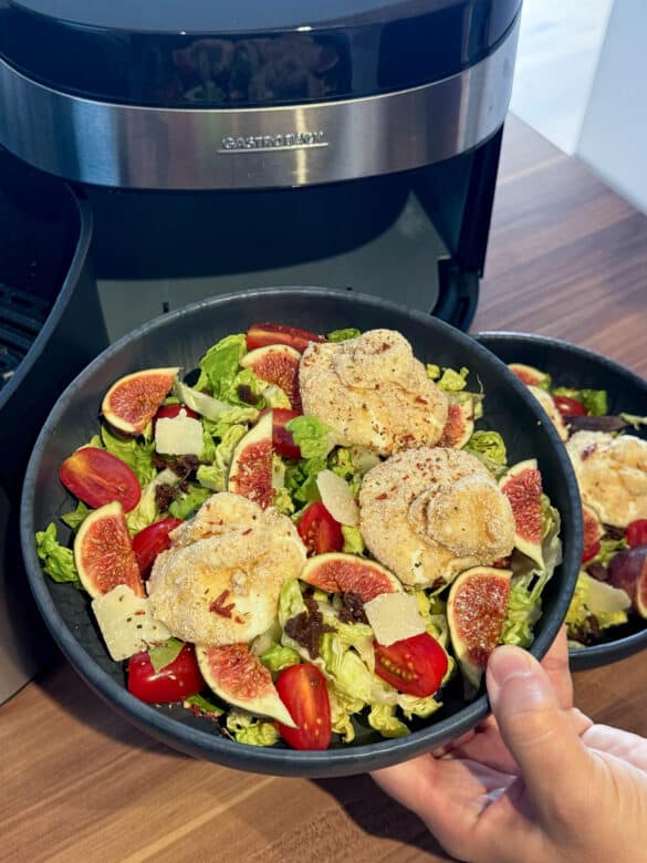 Unsere Gastroback DESIGN Heißluftfritteuse AIR PRO XXL - gastroback heissluftfritteuse 04 - 5 Gebackener Burrata auf buntem Salatteller - ein schneller Mittagssnack aus der Heißluftfritteuse