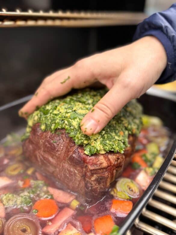 Zartrosa Rinderfilet mit Kräuter-Senf-Kruste auf Granatapfelsauce mit Smashed Potatoes - rinderfilet granatapfelsauce 18 - 24 Auftragen der Kräuter-Senf-Kruste auf das Rinderfilet