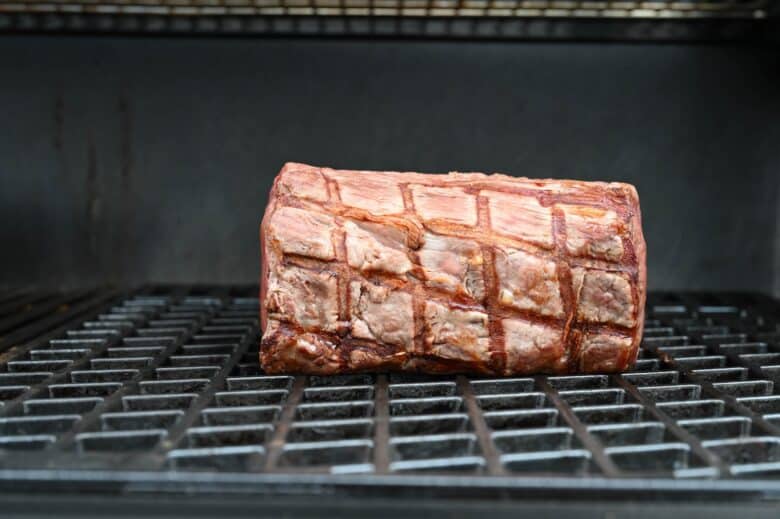 Zartrosa Rinderfilet mit Kräuter-Senf-Kruste auf Granatapfelsauce mit Smashed Potatoes - rinderfilet granatapfelsauce 24 - 20 Das Rinderfilet im Ganzen von allen Seiten scharf angrillen