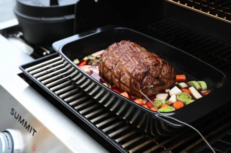 Zartrosa Rinderfilet mit Kräuter-Senf-Kruste auf Granatapfelsauce mit Smashed Potatoes - rinderfilet granatapfelsauce 26 - 18 Platz für alle Zubereitungsschritte dieses Rezeptes am Weber Summit - Rinderfilet und Beilagen in einem Schritt