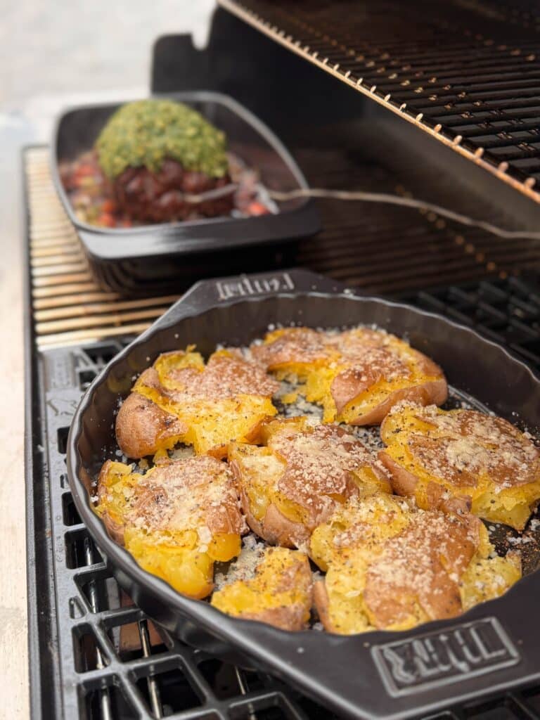 Zartrosa Rinderfilet mit Kräuter-Senf-Kruste auf Granatapfelsauce mit Smashed Potatoes - rinderfilet granatapfelsauce 34 - 14 Zartrosa Rinderfilet mit Kräuter-Senf-Kruste auf Granatapfelsauce mit Smashed Potatoes - rinderfilet granatapfelsauce 34 - 13