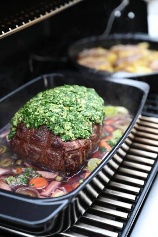 Zartrosa Rinderfilet mit Kräuter-Senf-Kruste auf Granatapfelsauce mit Smashed Potatoes - rinderfilet granatapfelsauce 36 - 2 Rinderfilet im Ganze mit Senf-Kräuter-Kruste und Smashed Potatoes