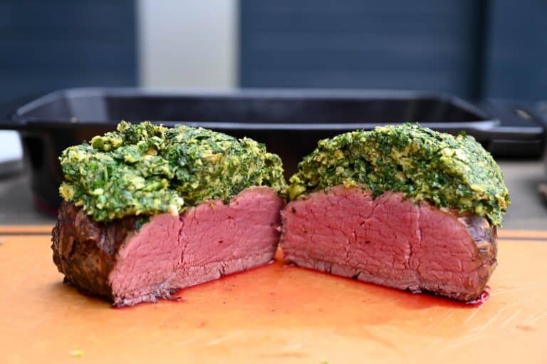 Zartrosa Rinderfilet mit Kräuter-Senf-Kruste auf Granatapfelsauce mit Smashed Potatoes - rinderfilet granatapfelsauce 38 - 16 Zartrosa Rinderfilet mit Kräuter-Senf-Kruste auf Granatapfelsauce mit Smashed Potatoes - rinderfilet granatapfelsauce 38 - 15