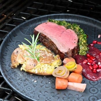 Zartrosa Rinderfilet mit Kräuter-Senf-Kruste auf Granatapfelsauce mit Smashed Potatoes - rinderfilet granatapfelsauce 39 - 4 Rinderfilet im Ganze auf Granatapfelsauce mit Smashed Potatoes