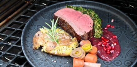 Rinderfilet im Ganze auf Granatapfelsauce mit Smashed Potatoes