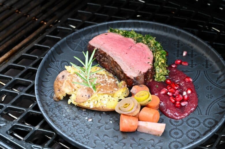 Zartrosa Rinderfilet mit Kräuter-Senf-Kruste auf Granatapfelsauce mit Smashed Potatoes - rinderfilet granatapfelsauce 39 - 25 Rinderfilet im Ganze auf Granatapfelsauce mit Smashed Potatoes