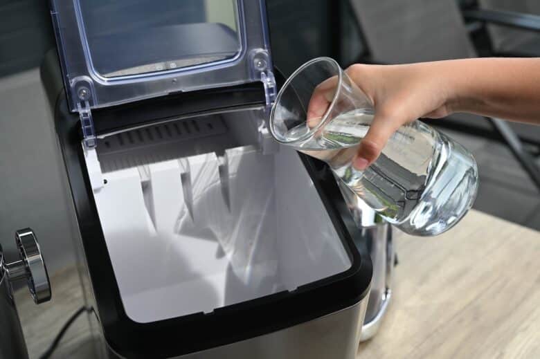 Das Top 3 Eisgeräte Bundle von Gastroback - gastroback eisbundle 06 - 4 Wassertank auffüllen und binnen Minuten zu den ersten Eiswürfeln