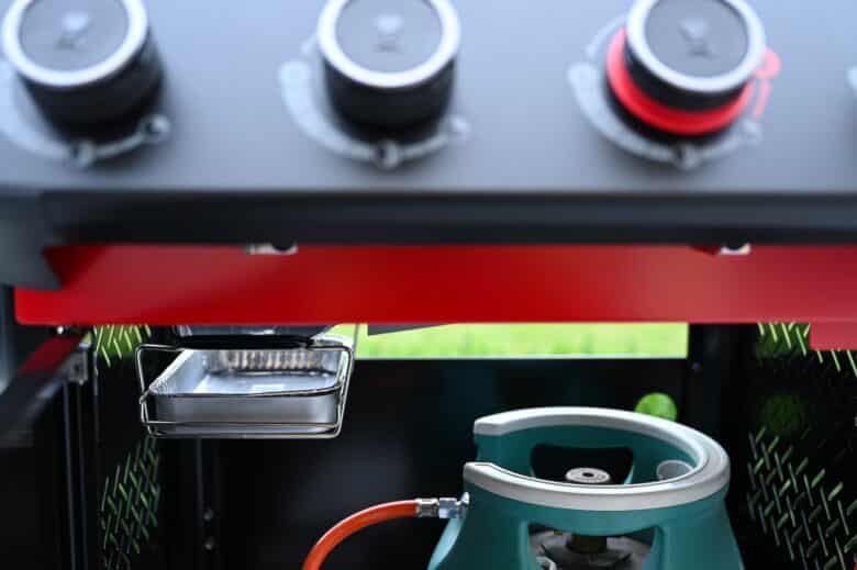 Der Weber Spirit EP-435R Stealth Edition Gasgrill - weber spirit stealth 13 - 3 Fettauffangschale & Gasflasche im Unterkasten des Weber Spirit