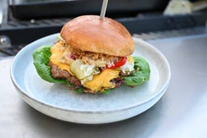 Smashed Pork Burger von der Plancha