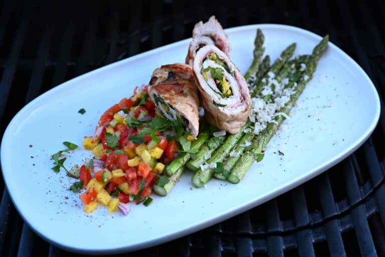 Gefüllte Putenröllchen mit Mango-Spinat-Füllung und fruchtiger Salsa - putenroellchen mango 03 - 10 Gefüllte Putenröllchen angeschnitten zum Servieren