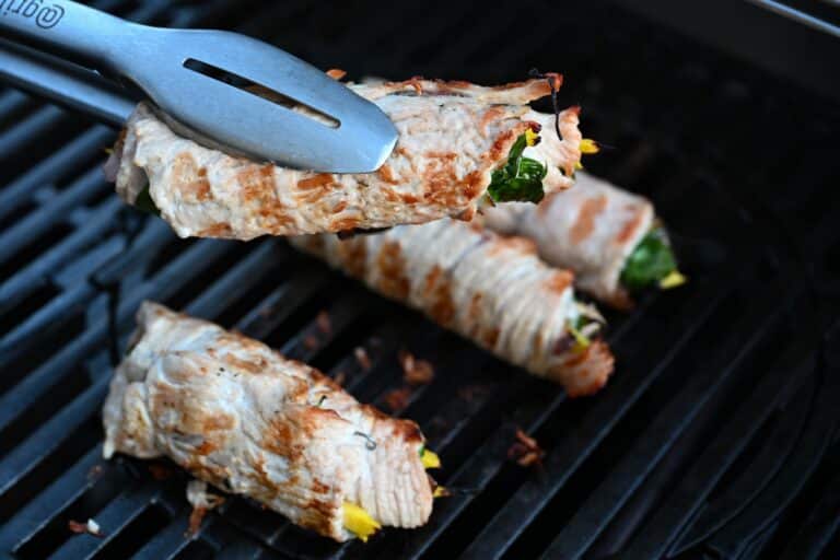Gefüllte Putenröllchen mit Mango-Spinat-Füllung und fruchtiger Salsa - putenroellchen mango 07 - 9 Putenröllchen mit Mango Spinat Füllung am Grill