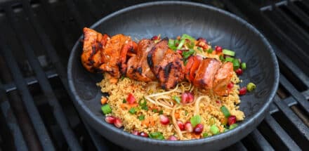 Schweinespieß vom Grill mit fruchtigem Couscoussalat