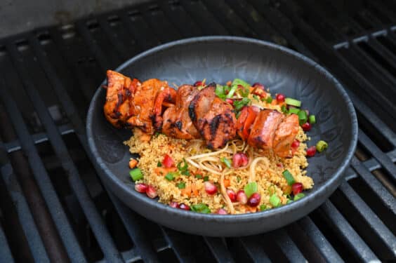 Schweinespieß vom Grill mit fruchtigem Couscoussalat