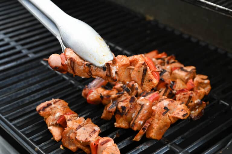 Schweinespieße vom Grill mit Couscoussalat - schweinespiess couscoussalat 09 - 13 Schweinespieße direkt am Rost grillen