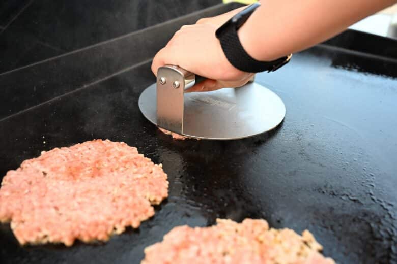 Smashed Pork Burger von der Plancha - smashed pork burger 04 - 3 Patties smashen und scharf angrillen auf der Plancha