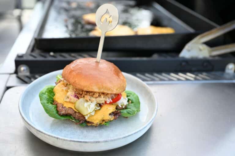 Smashed Pork Burger von der Plancha - smashed pork burger 06 - 16 Fertiger Smashed Pork Burger