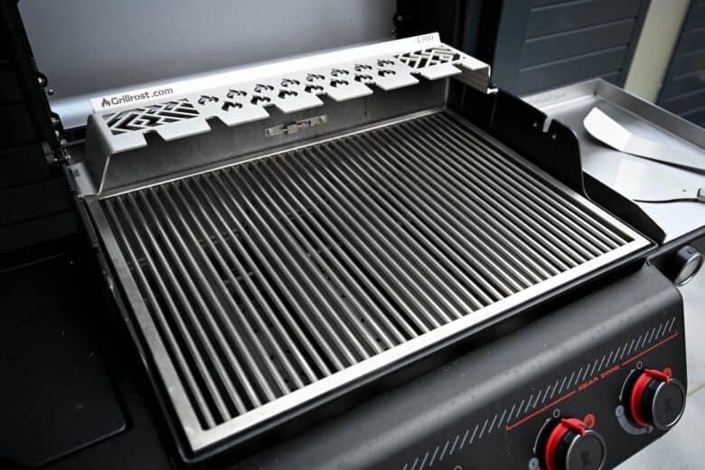 Weber Spirit Tuning: Top 6 Edelstahl-Upgrades - weber spirit tuning grillrost 03 - 7 Weber Spirit Tuning mit dem Edelstahl Grillrost und der Multistation als Warmhaltezone