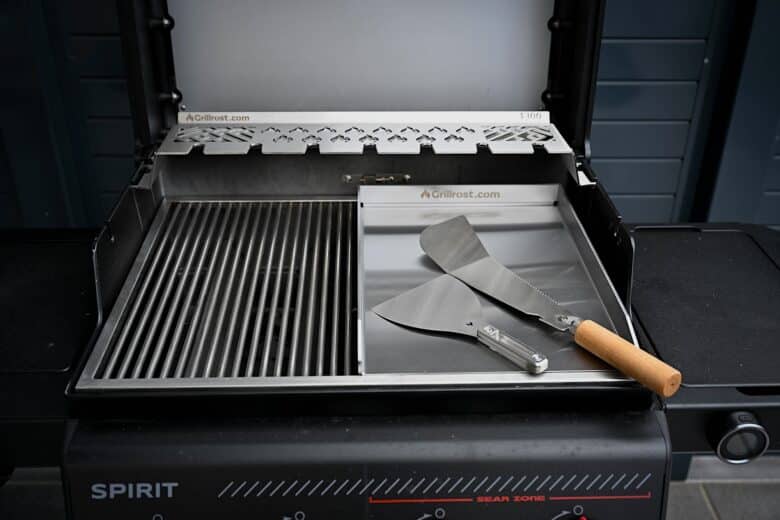 Weber Spirit Tuning: Top 6 Edelstahl-Upgrades - weber spirit tuning grillrost 04 - 10 Weber Spirit mit dem Plancha Aufsatz bietet Möglichkeit mit Rost und mit Plancha zu grillen