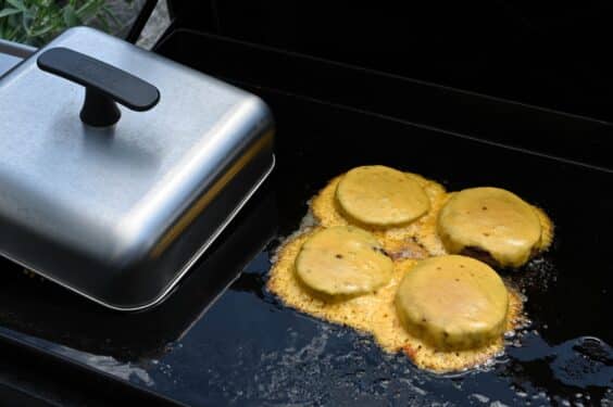 Fertig gegrillte Burger Patties mit geschmolzenem Cheddar