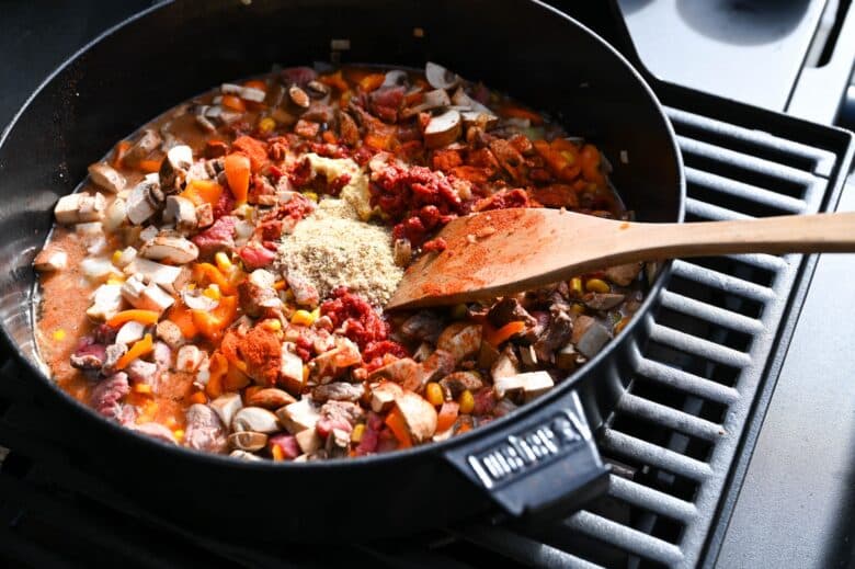 Feines Rindsragout im Brot aus dem Dutch Oven - rindsragout brotlaib 10 - 10 Alle Zutaten gut vermengen für das Rindsragout im Dutch Oven