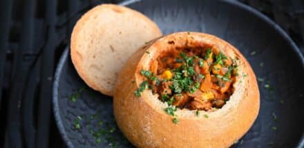 Rindsragout im Brotlaib