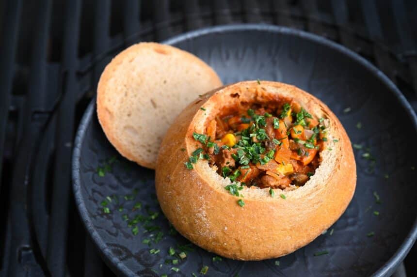 Rindsragout im Brotlaib